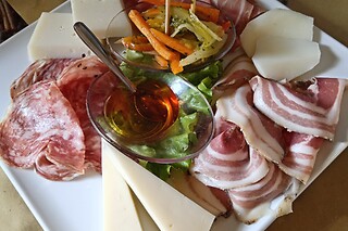 Aperitivo con tagliere e spritz al Caffé Barbarani nel cuore di Verona