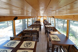 Ricca cena tipica all'interno di un bus situato in un agriturismo presso Agribus29 a Firenze