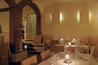 Cena tipica toscana con vino presso Cantina Barbagianni a Firenze