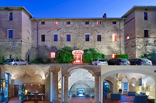 Soggiorno di una notte con cena all'Hotel Lo Spedalicchio in provincia di Perugia