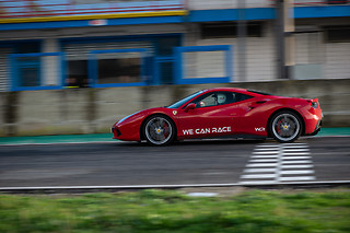 Giro in Ferrari F488 con We Can Race sul circuito di Foggia