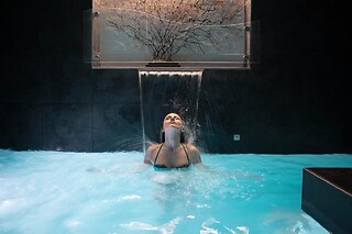 Accesso alla spa e massaggio parziale presso Folies 360 Beauty Space nel cuore di Bologna