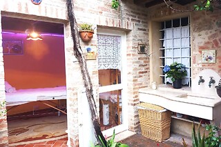 Soggiorno di una notte con massaggio da 30 minuti presso Holistic Tuscany Experience in provincia di Siena