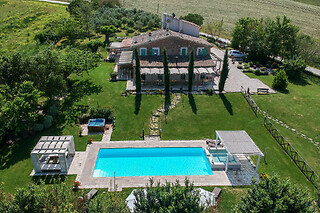 Soggiorno gastronomico di due notti con una cena presso Le Maraclà Country House in provincia di Ancona