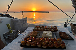 Aperitivo sul mare presso AB Egadi Sail sulle isole Egadi