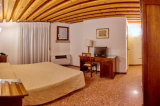 Soggiorno di una notte con colazione per due all'Hotel Riviera dei Dogi a Mira in provincia di Venezia