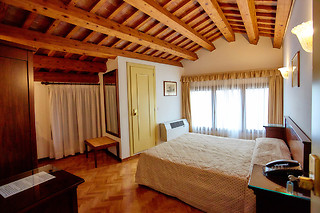 Soggiorno di una notte con colazione per due all'Hotel Riviera dei Dogi a Mira in provincia di Venezia