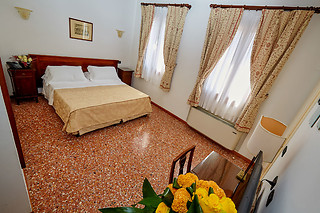 Soggiorno di una notte con colazione per due all'Hotel Riviera dei Dogi a Mira in provincia di Venezia